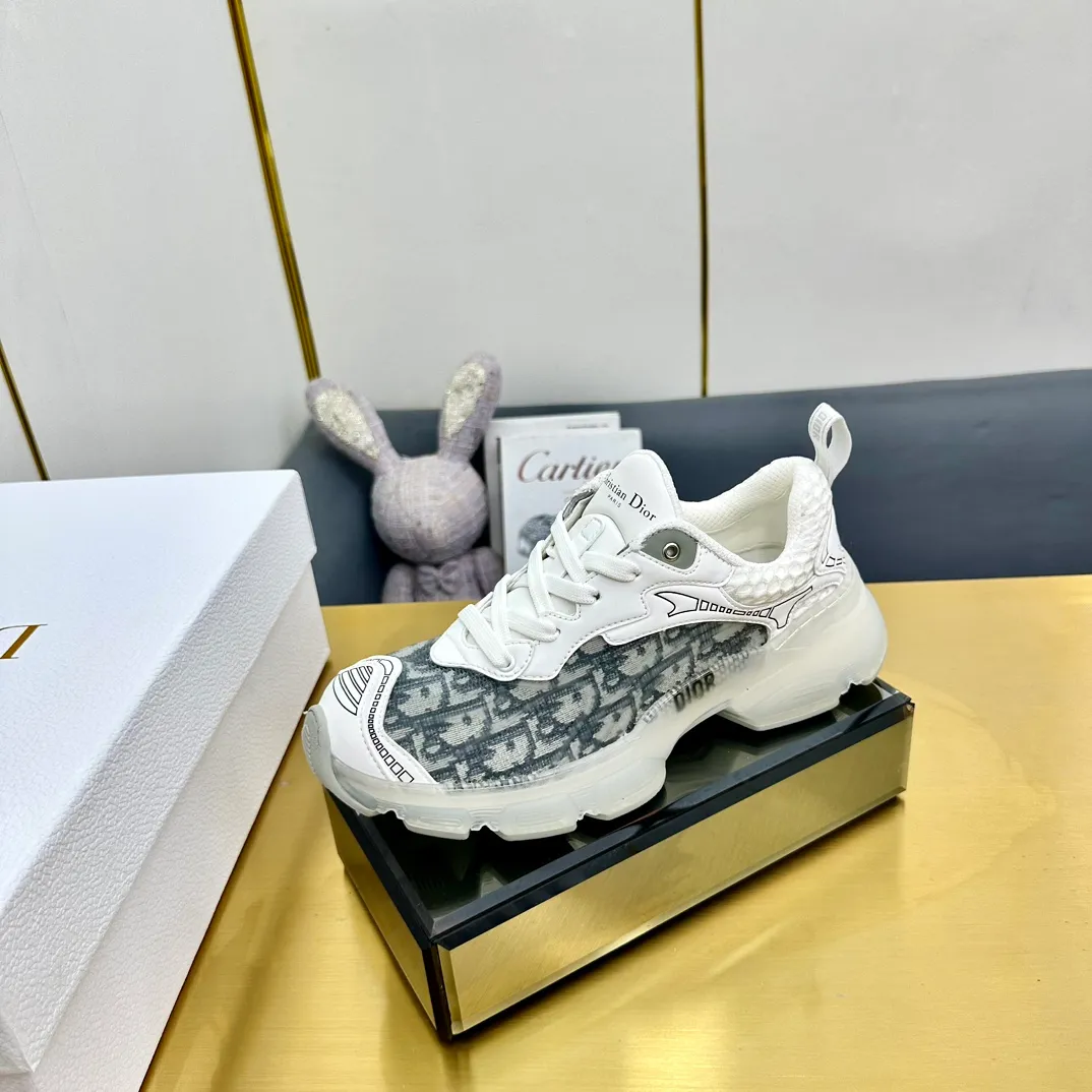 👟👟Ex-factory price 700👟👟 Top version 🌟🌟Dior 2024 spring and summer catwalk new style Vibe iconic fashion modern sports dad shoes CD letter logo Oblique printed pattern lace-up color-blocking thick-soled running shoes Stars' same jelly color casual women's shoes The top high-end version on the market Material: The upper is made of special technology with mesh fabric spliced with metal cowhide + environmentally friendly breathable fabric lining + original molded Tpu combination outsole. Bottom thickness: 4CM Size: 35-40 standard code (34.41 customization is not returnable)